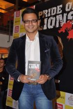 Vivek Oberoi at the launch of Vinod Nair_s book in Crossword, Mumbai on 30th Nov 2012 (48).JPG