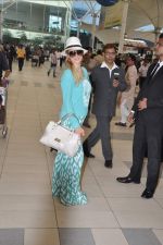 Paris Hilton arrives at Mumbai airport on 3rd Dec 2012 (26).JPG