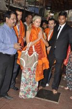 Paris Hilton visits Siddhivinayak Temple in Mumbai on 3rd Dec 2012 (19).JPG