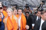 Paris Hilton visits Siddhivinayak Temple in Mumbai on 3rd Dec 2012 (4).JPG