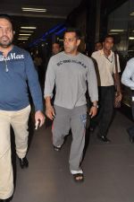 Salman Khan return from Dubai after performing at Ahlan Bollywood show in Airport, Mumbai on 3rd Dec 2012 (14).JPG
