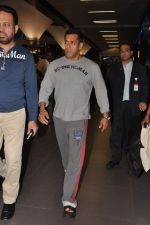 Salman Khan return from Dubai after performing at Ahlan Bollywood show in Airport, Mumbai on 3rd Dec 2012 (8).JPG