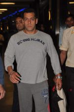 Salman Khan return from Dubai after performing at Ahlan Bollywood show in Airport, Mumbai on 3rd Dec 2012 (15).JPG
