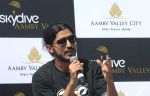 Farhan Akhtar at Aamby Valley skydiving event in Lonavla, Mumbai on 4th Dec 2012 (46).jpg