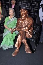 Waheeda Rehman at Walk of fame statue by UTV Stars in J W Marriott, Mumbai on 4th Dec 2012 (12).JPG