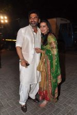 Sunil Shetty, Mana Shetty snapped at a wedding in RWITC, Mumbai on 6th DEc 2012 (10).JPG