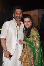 Sunil Shetty, Mana Shetty snapped at a wedding in RWITC, Mumbai on 6th DEc 2012 (13).JPG