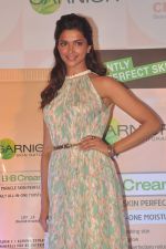 Deepika  Padukone is the new face for Garnier in Trident, Mumbai on 7th Dec 2012 (18).JPG