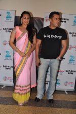 Salman Khan and Sonakshi Sinha on the sets of Sa Re Ga Ma in Famous on 10th Dec 2012 (19).JPG