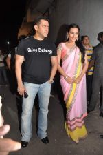 Salman Khan and Sonakshi Sinha on the sets of Sa Re Ga Ma in Famous on 10th Dec 2012 (7).JPG