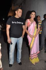 Salman Khan and Sonakshi Sinha on the sets of Sa Re Ga Ma in Famous on 10th Dec 2012 (8).JPG