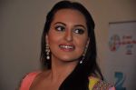 Sonakshi Sinha on the sets of Sa Re Ga Ma in Famous on 10th Dec 2012 (7).JPG