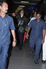 Amitabh Bachchan snapped at international airport in Mumbai on 11th Dec 2012 (14).JPG