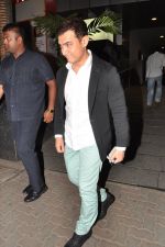Aamir Khan snapped in Bandra, Mumbai on 13th Dec 2012 (7).JPG