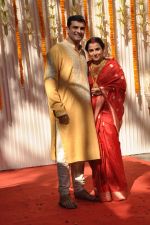 Vidya Balan poses after her wedding with Siddharth Roy in Bandra, Mumbai on 14th Dec 2012 (10).JPG