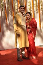 Vidya Balan poses after her wedding with Siddharth Roy in Bandra, Mumbai on 14th Dec 2012 (12).JPG