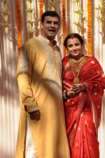 Vidya Balan poses after her wedding with Siddharth Roy in Bandra, Mumbai on 14th Dec 2012 (14).JPG