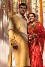 Vidya Balan poses after her wedding with Siddharth Roy in Bandra, Mumbai on 14th Dec 2012 (15).JPG