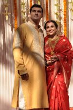 Vidya Balan poses after her wedding with Siddharth Roy in Bandra, Mumbai on 14th Dec 2012 (16).JPG