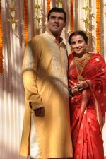 Vidya Balan poses after her wedding with Siddharth Roy in Bandra, Mumbai on 14th Dec 2012 (18).JPG