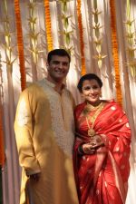 Vidya Balan poses after her wedding with Siddharth Roy in Bandra, Mumbai on 14th Dec 2012 (36).JPG