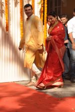 Vidya Balan poses after her wedding with Siddharth Roy in Bandra, Mumbai on 14th Dec 2012 (4).JPG