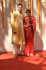 Vidya Balan poses after her wedding with Siddharth Roy in Bandra, Mumbai on 14th Dec 2012 (8).JPG