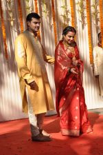 Vidya Balan poses after her wedding with Siddharth Roy in Bandra, Mumbai on 14th Dec 2012,1 (50).JPG