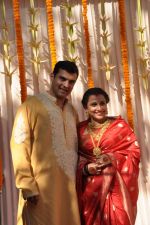 Vidya Balan poses after her wedding with Siddharth Roy in Bandra, Mumbai on 14th Dec 2012,1 (55).JPG
