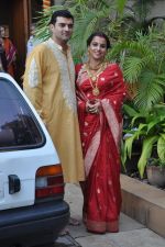 Vidya Balan poses after her wedding with Siddharth Roy in Bandra, Mumbai on 14th Dec 2012,1 (69).JPG