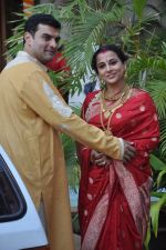 Vidya Balan poses after her wedding with Siddharth Roy in Bandra, Mumbai on 14th Dec 2012,1 (77).JPG