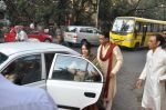 at Vidya Balan poses after her wedding with Siddharth Roy in Bandra, Mumbai on 14th Dec 2012,1 (7).JPG