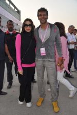 Karisma Kapoor, Milind Soman at Pinkathon in Mumbai on 16th Dec 2012 (49).jpg