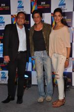 Deepika Padukone, Shahrukh Khan at Zee Cine Awards press meet in Panchgani, Mumbai on 19th Dec 2012 (56).jpg