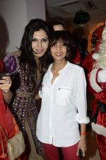Nisha Jamwal at Zoya Christmas special hosted by Nisha Jamwal in Kemps Corner, Mumbai on 20th Dec 2012 (47).JPG