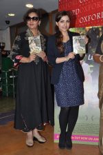 Soha Ali Khan and Shabana Azmi at Oxford Bookstore for a DVD launch in Mumbai on 20th Dec 2012 (6).JPG