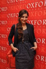 Soha Ali Khan at Oxford Bookstore for a DVD launch in Mumbai on 20th Dec 2012 (17).JPG