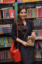 Soha Ali Khan at Oxford Bookstore for a DVD launch in Mumbai on 20th Dec 2012 (18).JPG