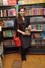Soha Ali Khan at Oxford Bookstore for a DVD launch in Mumbai on 20th Dec 2012 (19).JPG