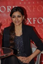 Soha Ali Khan at Oxford Bookstore for a DVD launch in Mumbai on 20th Dec 2012 (7).JPG