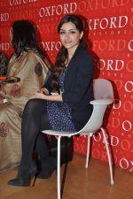 Soha Ali Khan at Oxford Bookstore for a DVD launch in Mumbai on 20th Dec 2012 (8).JPG