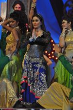 Kareena Kapoor at Big Star Awards on 16th Dec 2012 (108).JPG