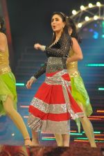 Kareena Kapoor at Big Star Awards on 16th Dec 2012 (84).JPG
