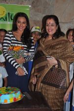 Sonakshi Sinha at Smile foundation NGO meet the kids event in Mumbai on 31st Dec 2012 (25).JPG