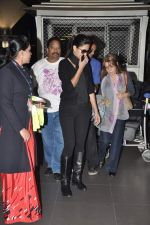 Katrina Kaif snapped with her mom in Mumbai Airport on 3rd Jan 2013 (4).JPG