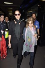 Katrina Kaif snapped with her mom in Mumbai Airport on 3rd Jan 2013 (6).JPG