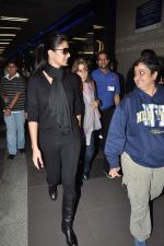 Katrina Kaif snapped with her mom in Mumbai Airport on 3rd Jan 2013 (7).JPG