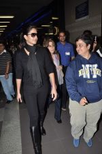 Katrina Kaif snapped with her mom in Mumbai Airport on 3rd Jan 2013 (8).JPG