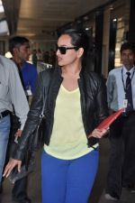 Sonakshi Sinha snapped at airport in Mumbai on 5th Jan 2013 (10).JPG