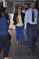 Sonakshi Sinha snapped at airport in Mumbai on 5th Jan 2013 (2).JPG
